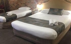 Pines Country Club Motor Inn
